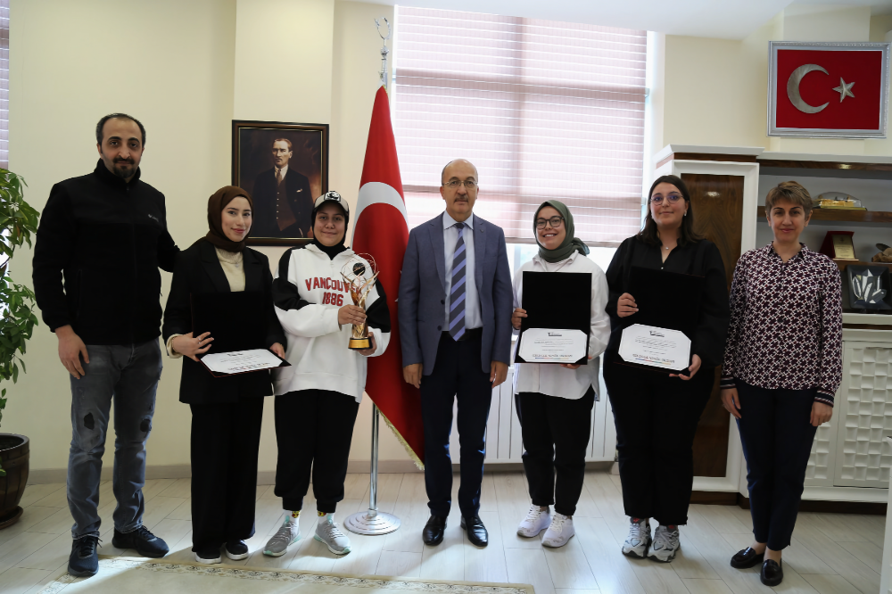 Finale Kalan Öğrencilerimizden Rektörümüze Ziyaret